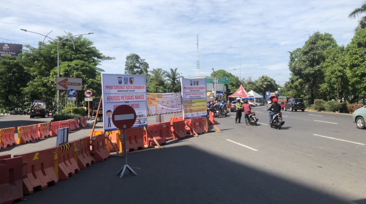 Salah satu jalan di Surabaya yang ditutup selama PPKM Darurat (Foto: Andhi Dwi/Ngopibareng.id)