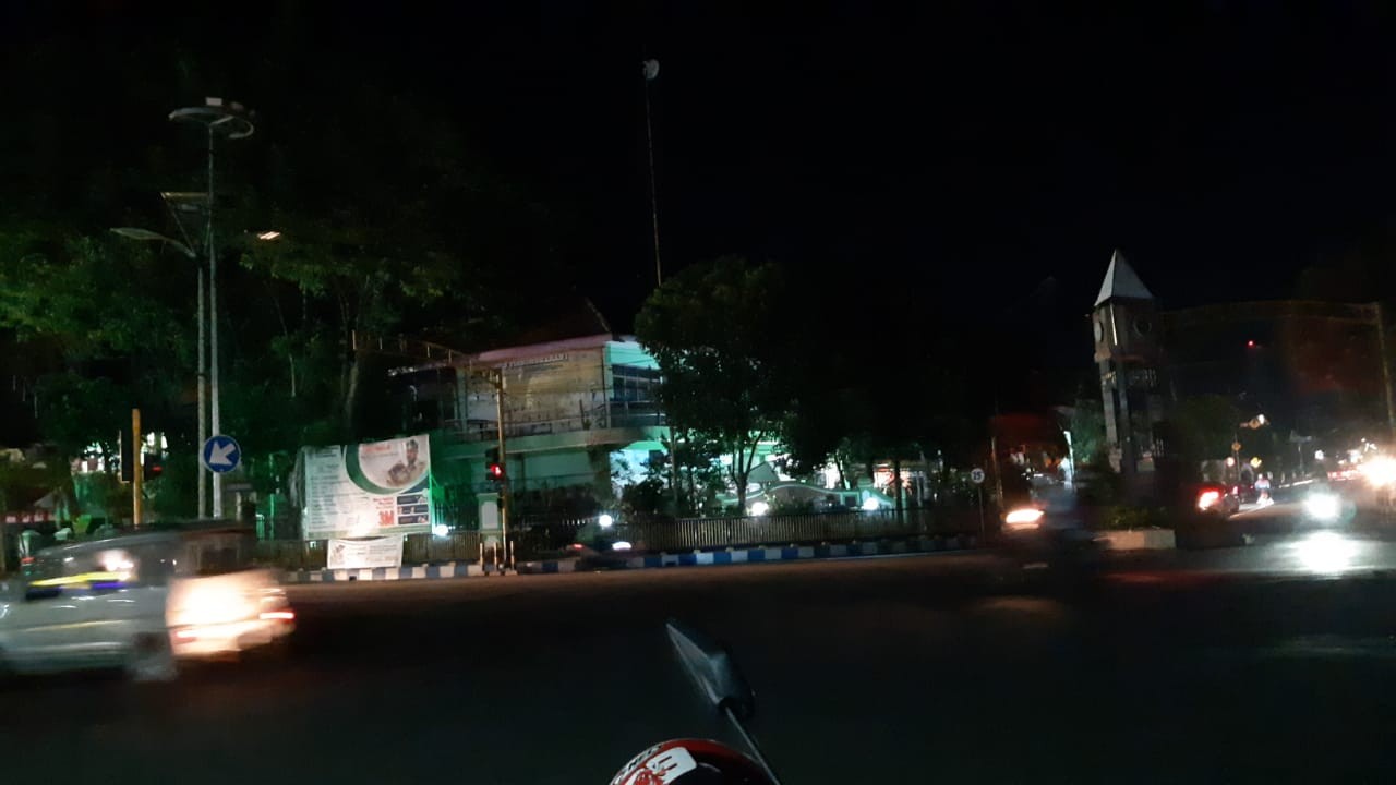Di antara jalan yang disekat dan dipadamkan penerangan jalan umumnya di Kota Probolinggo. (Foto: Ikhsan Mahmudi/Ngopibareng.id)