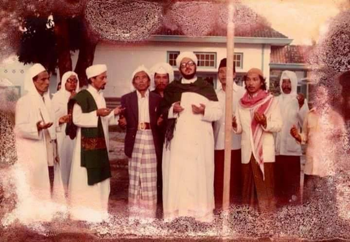 Kiai Mahrus Ali dan Syaikh Muhammad bi Alawi al Maliki di Lirboyo, Kediri. (Foto: Istimewa)