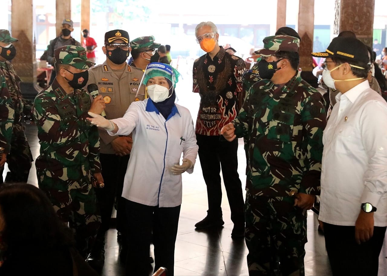 Ganjar mendampingi Menkes meninjau jalannya vaksinasi dan gudang obat di Kota Surakarta. (Foto: Dok Jateng)