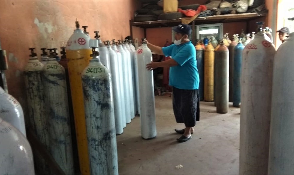 Bambang, pemilik UD Syarifah Gas di tempat penjualan tabung oksigen di Jalan KH Abdul Aziz, Kota Probolinggo, Jawa Timur. (Foto: Ikhsan Mahmudi/Ngopibareng.id)