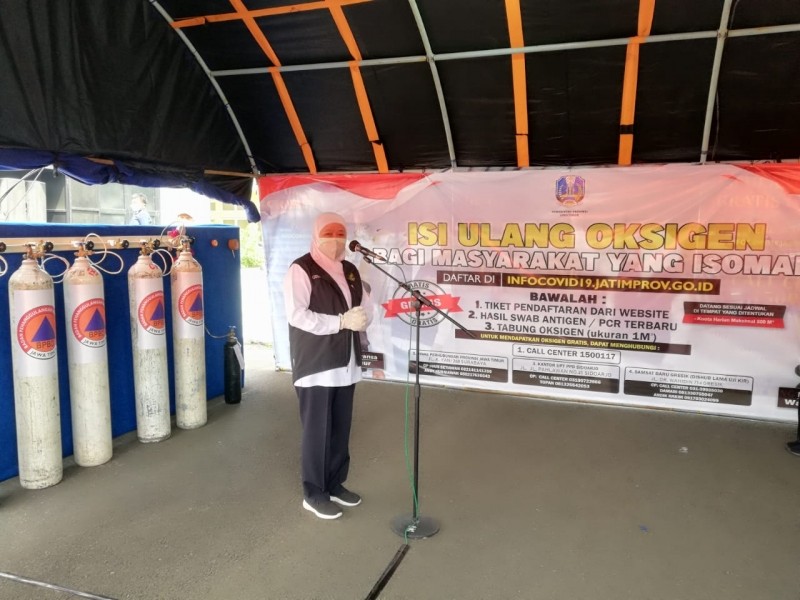 Gubernur Jawa Timur, Khofifah Indar Parawansa saat mengumumkan pengisian tabung oksigen untuk pasien Covid-19. (Foto: Istimewa)