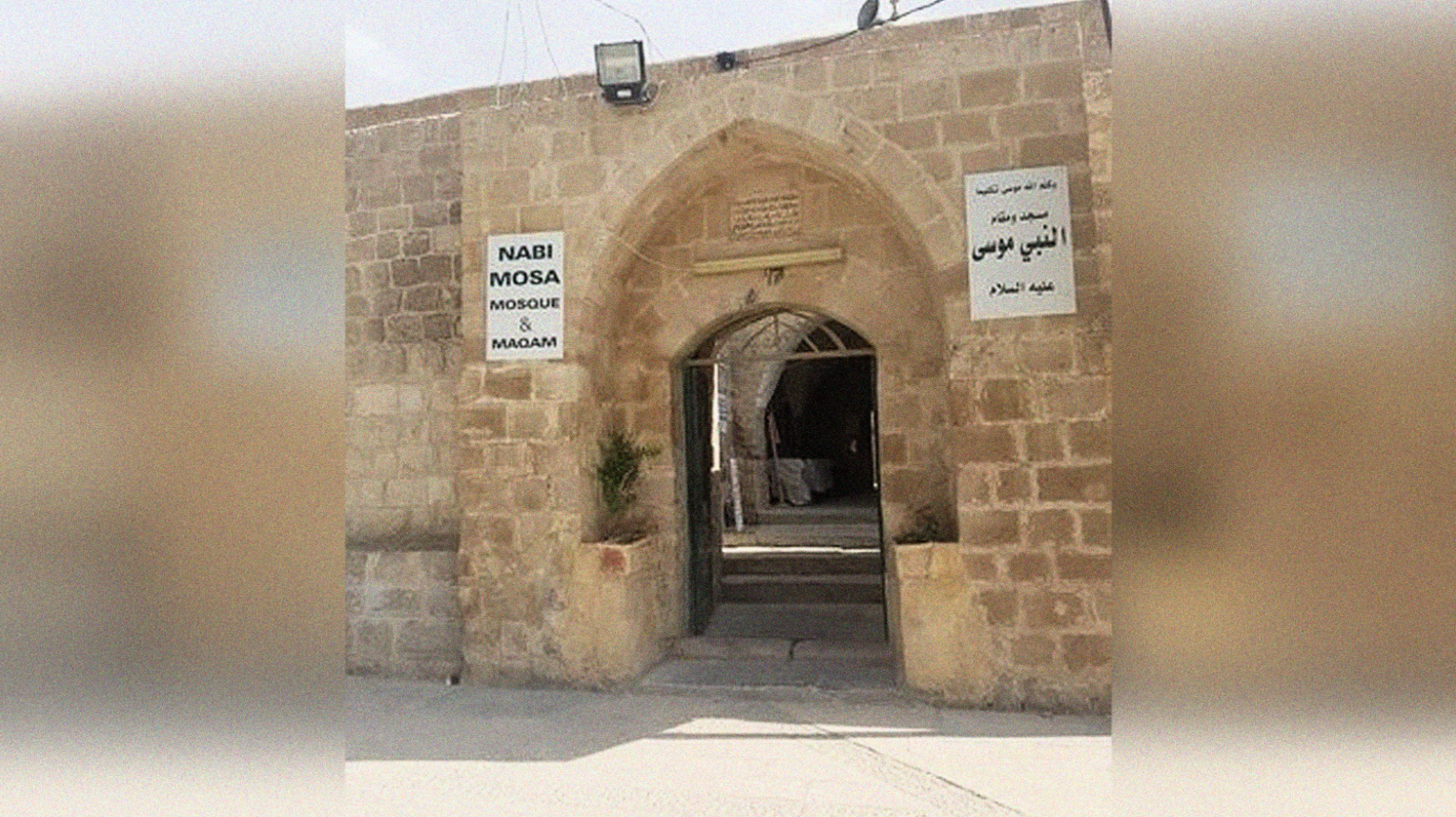 Masjid Nabi Musa Alaihissalam berada di perbukitan yang tandus dan kering. Letaknya 11 kilometer di sebelah selatan Yerikho, kota tertua di dunia dan 20 kilometer di sebelah timur Yerusalem. (Foto: Istimewa)