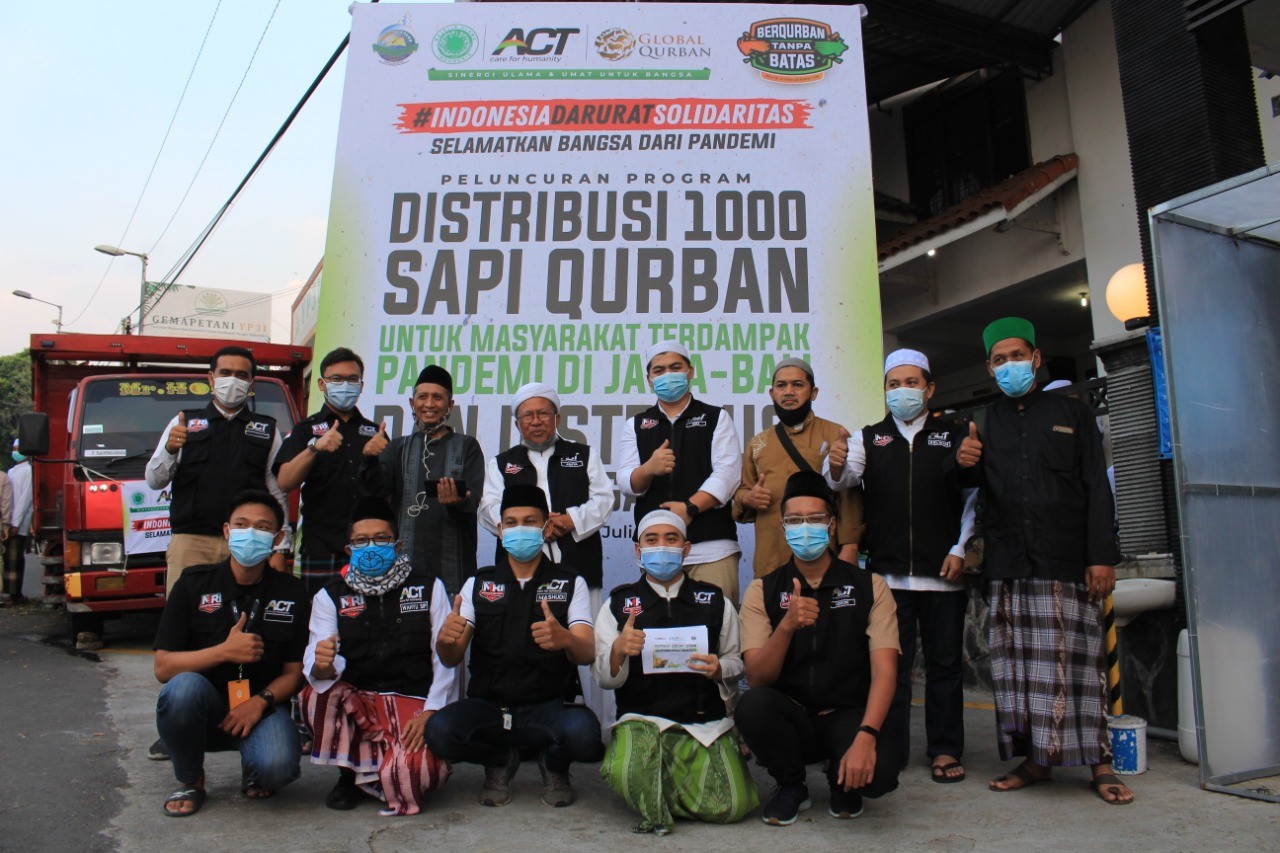 Aksi Cepat Tanggap (ACT) menggelar acara berbagi kurban dan operasi pangan gratis (Foto: Dok ACT/Ngopibareng.id)