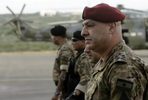 Jenderal Joseph Aoun berbicara saat memeriksa unit tentara yang dikerahkan di Lembah Bekaa. (Foto:AFP)