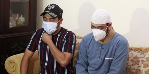 Aktor Ferry Irawan (kanan) butuh bantuan penyangga leher untuk mengatasi penyakitnya. (Foto: Istimewa)