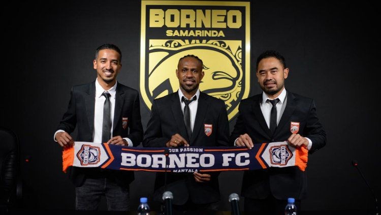Boaz Salossa (tengah) gabung Borneo FC usai didepak Persipura Jayapura karena masalah indisipliner bersama Yustinus Pae. (Foto: Dok. Borneo FC)