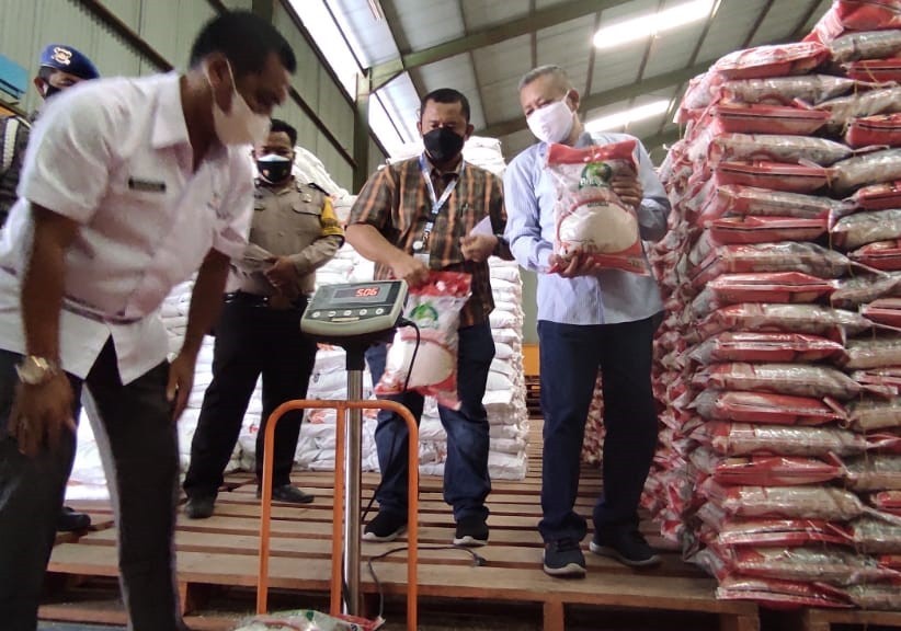 Bulog Kediri distribusikan beras ke warga terdampak PPKM Darurat. (Foto: Fendhy Plesmana/Ngopibareng.id)