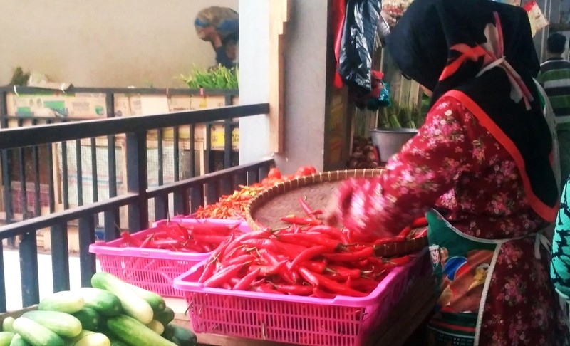Semakin mendekati Idul Adha 1442 H dan berkurangnya pasokan, membuat harga tomat dan cabai di Bondowoso melambung hingga tiga kali lipat. (Foto: Guido/Ngopibareng.id)