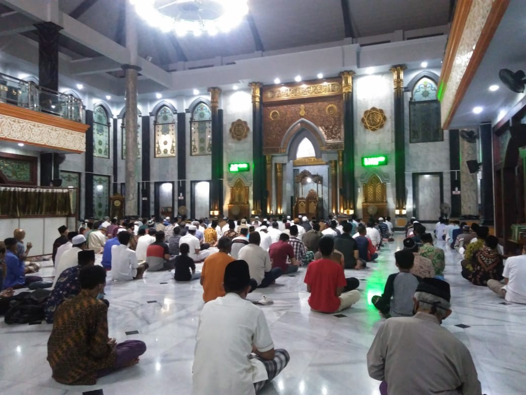 Ilustrasi kegiatan ibadah di Masjid Agung Baitul Mukminin Jombang, Jawa Timur. (Foto: Mardiansyah Triraharjo/Ngopibareng.id)