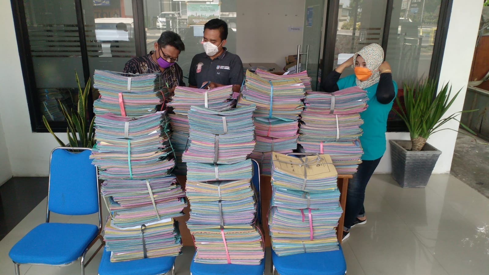 Ribuan berkas permohonan BPUM dari Kecamatan Jogoroto yang tiba di kantor Dinas Koperasi dan Usaha Mikro Kabupaten Jombang, April lalu. (Foto: Mardiansyah Triraharjo/Ngopibareng.id)