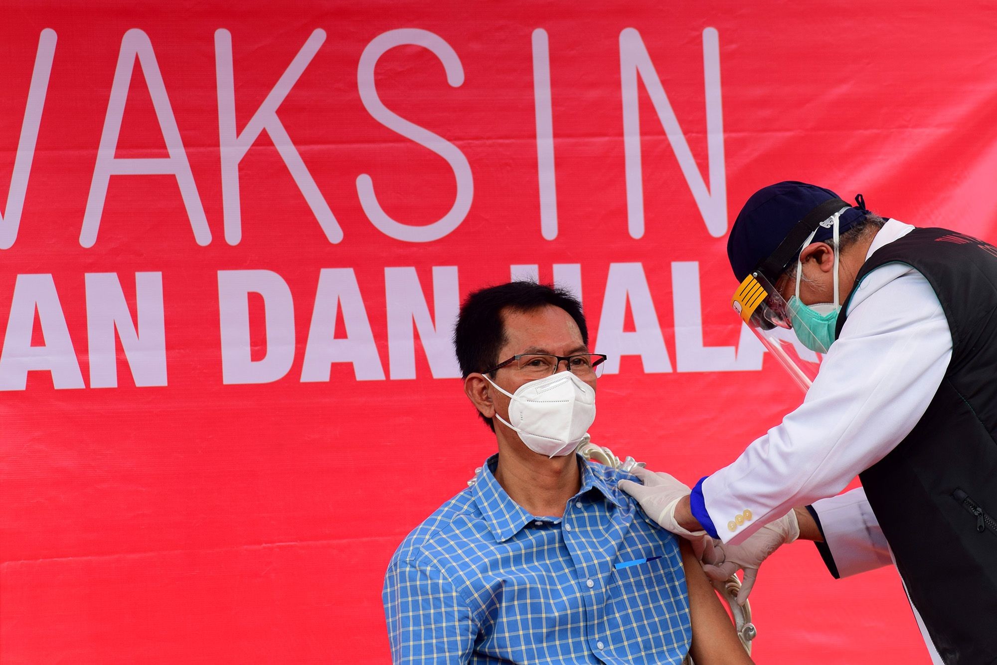 Ketua DPRD Kota Surabaya, Adi Sutarwijono ketika menjalani vaksinasi perdana di Surabaya. (Foto: Istimewa)