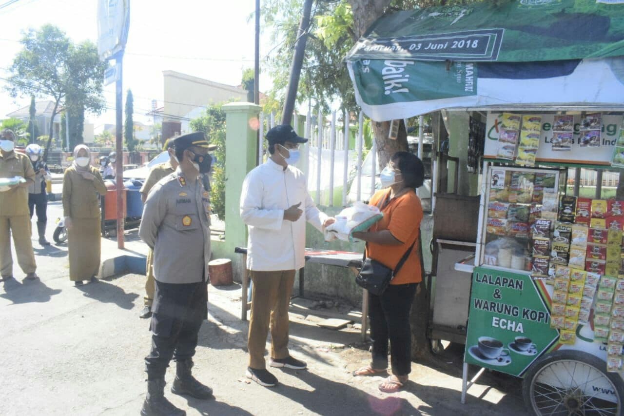 Walikota Pasuruan Saifullah Yusuf membagikan beras kepada PKL, Warung, dan tukang becak di Kota Pasuruan. (Foto: Istimewa)