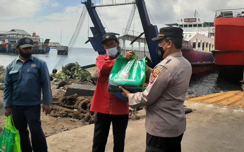 Kapolsek Kawasan Tanjungwangi Banyuwangi AKP Ali Masduki menyerahkan bantuan kepada buruh Pelabuhan. (Foto: Istimewa)
