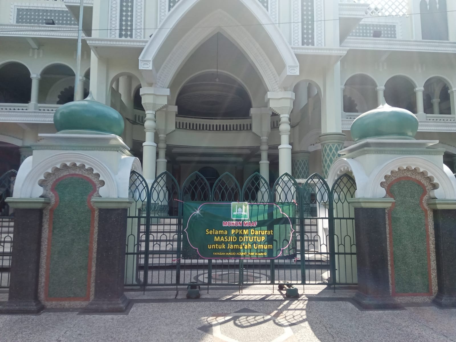 Banner penutupan Masjid Jami Kota Malang (Foto: Lalu Theo/ngopibareng.id)
