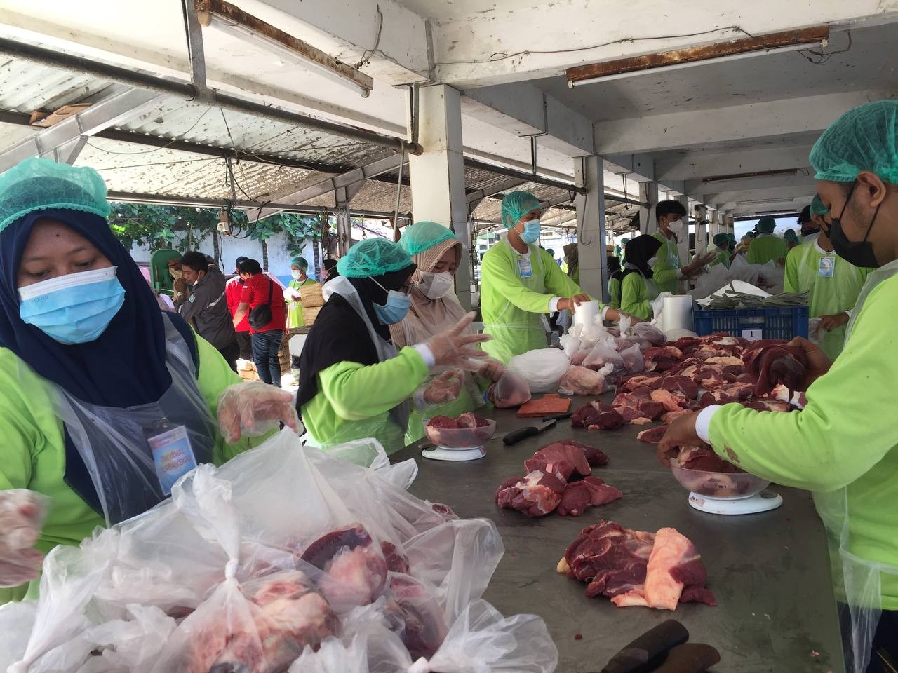Pemotongan hewan kurban di RPH Surabaya. (Foto: Pita Sari/Ngopibareng.id)