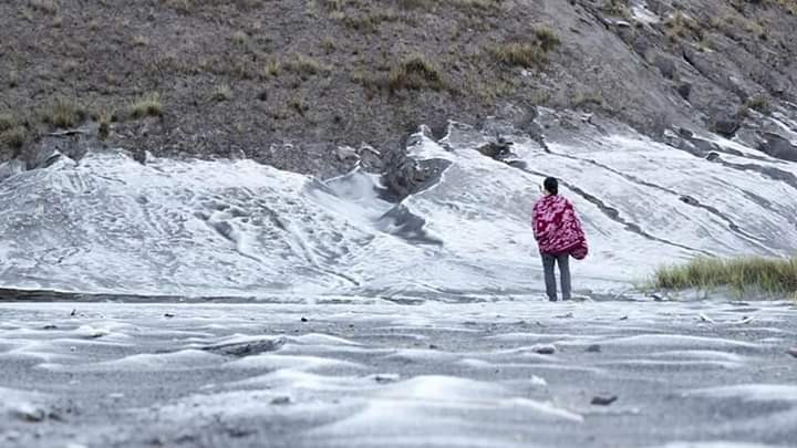 Laut Pasir (Kaldera) Gunung Bromo mulai diselimuti embun beku (frozen dew) akhir Juli 2021. (Foto: Ikhsan Mahmudi/Ngopibareng.id)