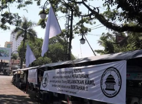 Bendera putih yang dipasang di lapak pedagang kaki lima di Bandung (Foto: Istimewa)