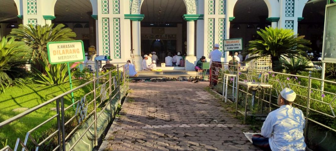 Jamaah sholat Id di Masjid Jamik Al-Anwar Kota Pasuruan