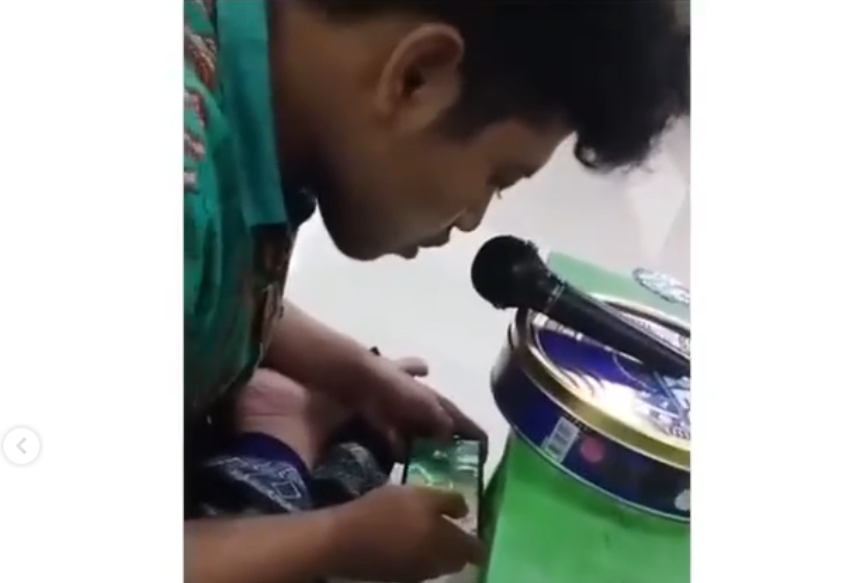 Viral, pemuda takbir sekaligus main gim buat netizen geger (Foto: Instagram @omg.indonesia.id)
