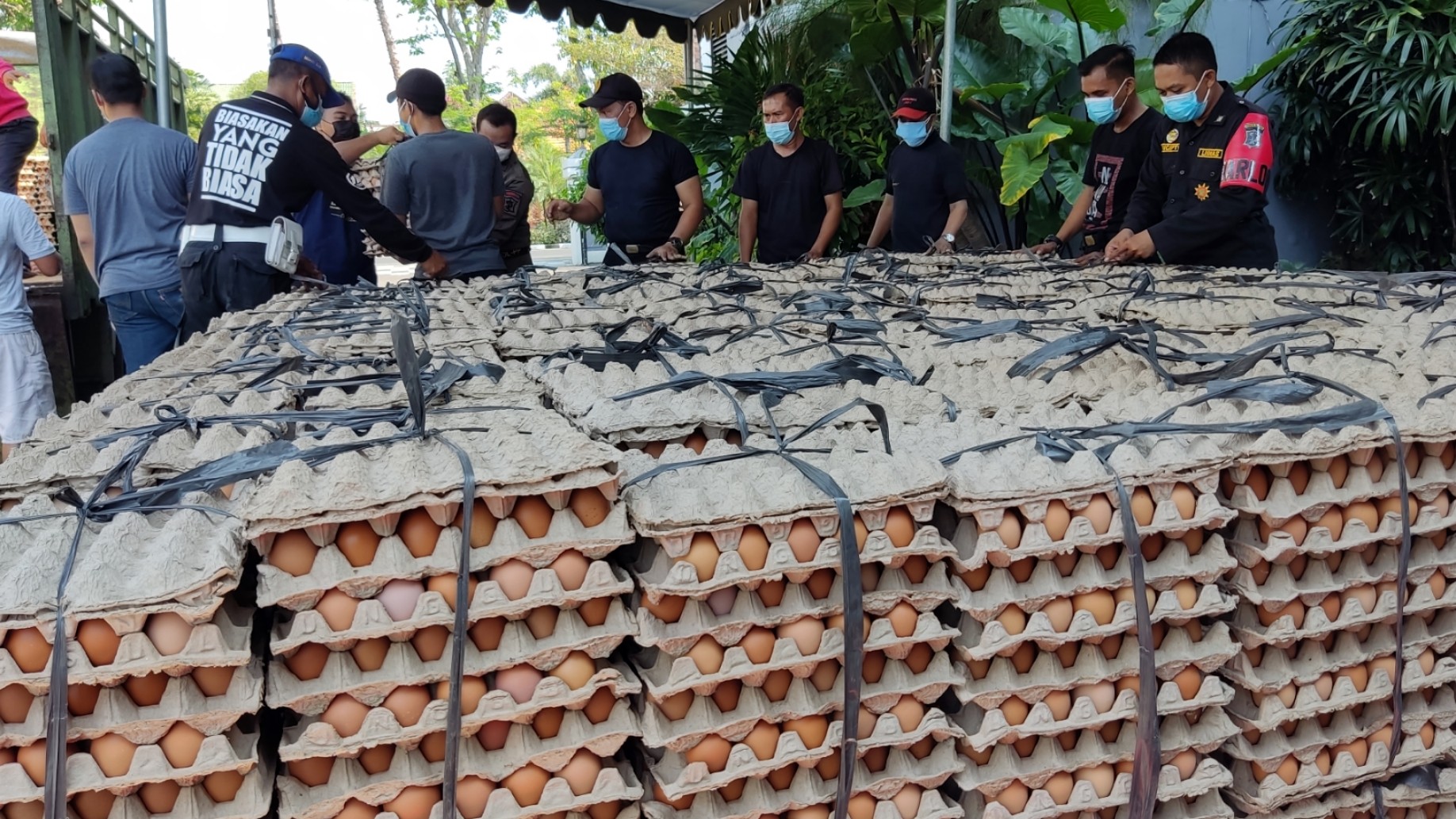 Petugas Pemkot Surabaya menerima bantuan telur dari stakeholder di Kota Pahlawan. (Foto: Fariz Yarbo/Ngopibareng.id)