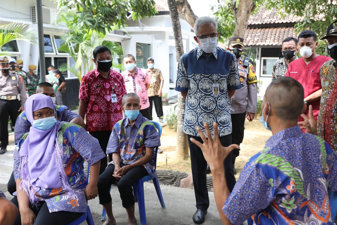 Gubernur Jawa Tengah Ganjar Pranowo saat mengunjungi vaksinasi untuk penyandang disablitas di Rembang Jawa Tengah. (Foto: Istimewa)