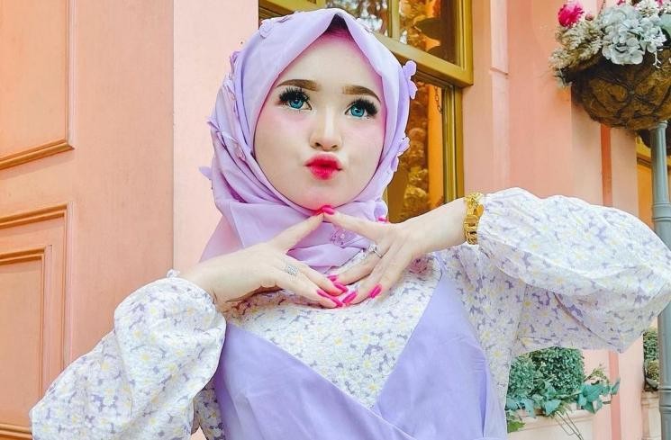 Selebgram Herlin Kenza diduga melanggar aturan pemberlakuan pembatasan kegiatan masyarakat (PPKM) darurat karena kedatangannya di Pasar Inpres Kota Lhokseumawe, Aceh, menimbulkan kerumunan warga. (Foto: Instagram)