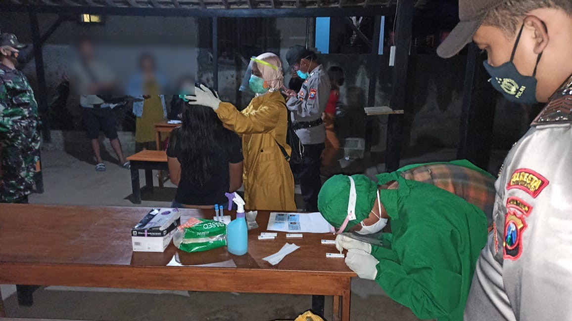 Petugas melakukan swab antigen di salah satu lokasi radio komunitas di wilayah Kecamatan Glagah (foto: istimewa)