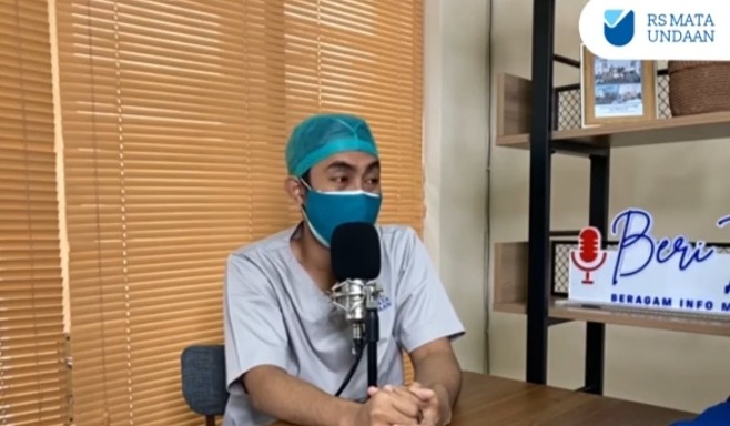 Salah satu tenaga kesehatan RS Mata Undaan, Rizal Maulana S.Kep. Ns saat mengedukasi masyakat lewat podcast Beri Tanda.(Foto: Dok. RS Mata Undaan)