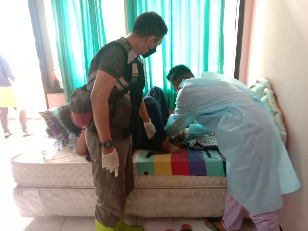 Tim dokter melakukan penanganan persalinan terhadap Hasanah PMI asal Pamekasan di Asrama Haji, Surabaya, Kamis 22 Juli 2021. (Foto: Satpol PP Jatim)