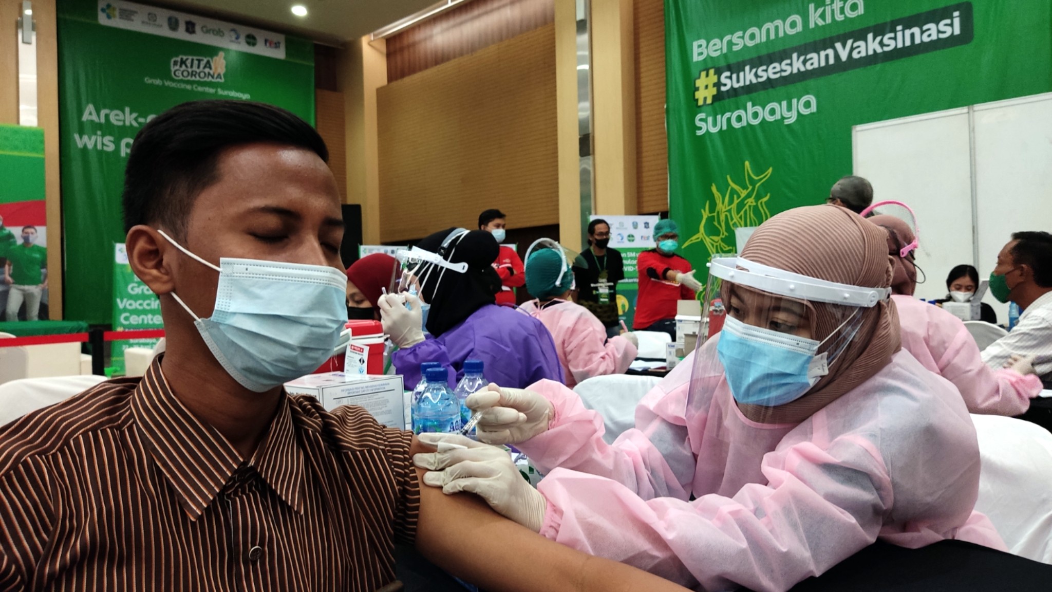 Ilustrasi vaksinasi terhadap driver ojek online di Surabaya. (Foto: Fariz Yarbo/Ngopibareng.id)