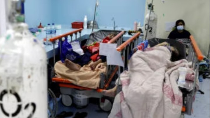 Ilustrasi kondisi pasien Covid-19 di rumah sakit. Keterbatasan ruangan di rumah sakit, pasien pun ditempatkan seadanya. (Foto: Istimewa)