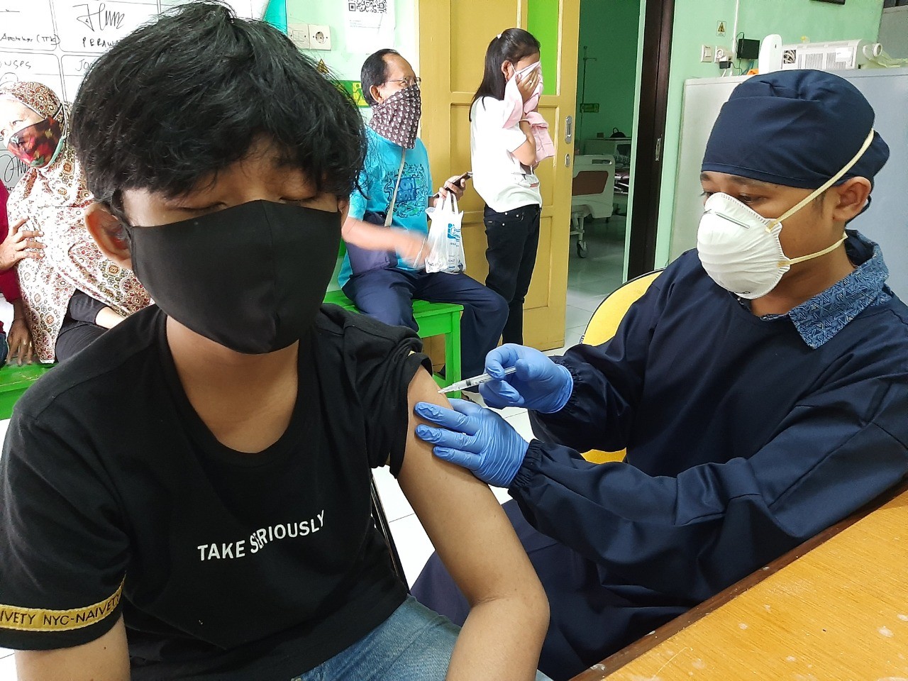Salah satu peserta saat suntik vaksin di UMC (Foto:Istimewa/ngopibareng.id)
