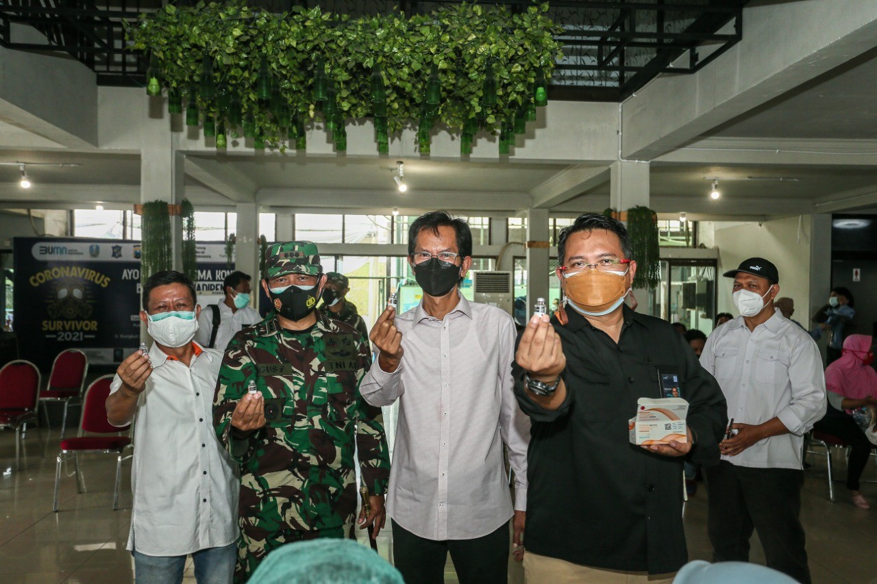 Ketua DPRD Kota Surabaya, Adi Sutarwijono sidak vaksinasi PT SIER siang tadi. (Foto: Adi Sutarwijono untuk Ngopibareng.id)