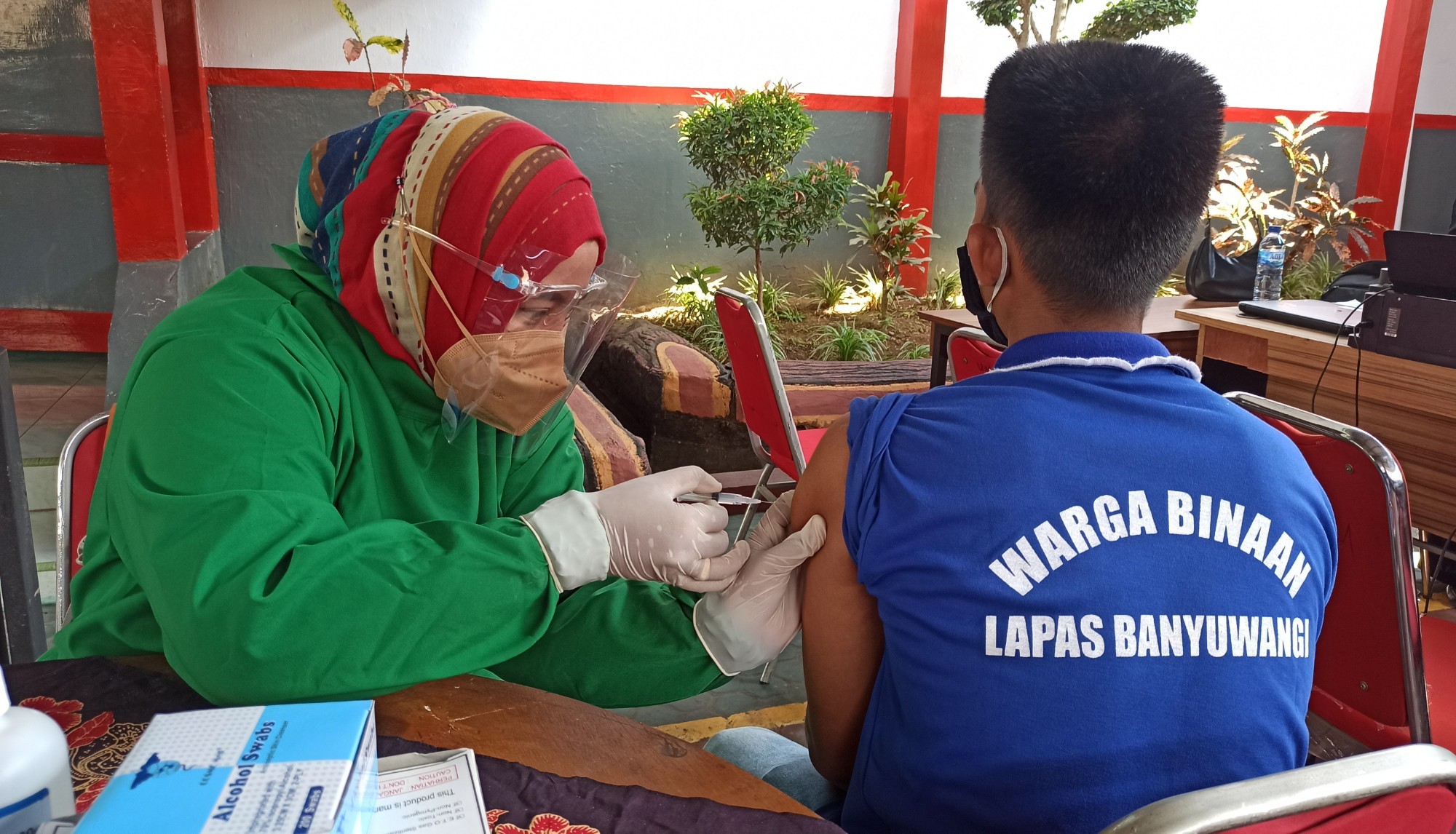 Salah seorang warga binaan Lapas Banyuwangi menjalani vaksinasi covid-19 (Foto: Muh Hujaini/Ngopibareng.id)