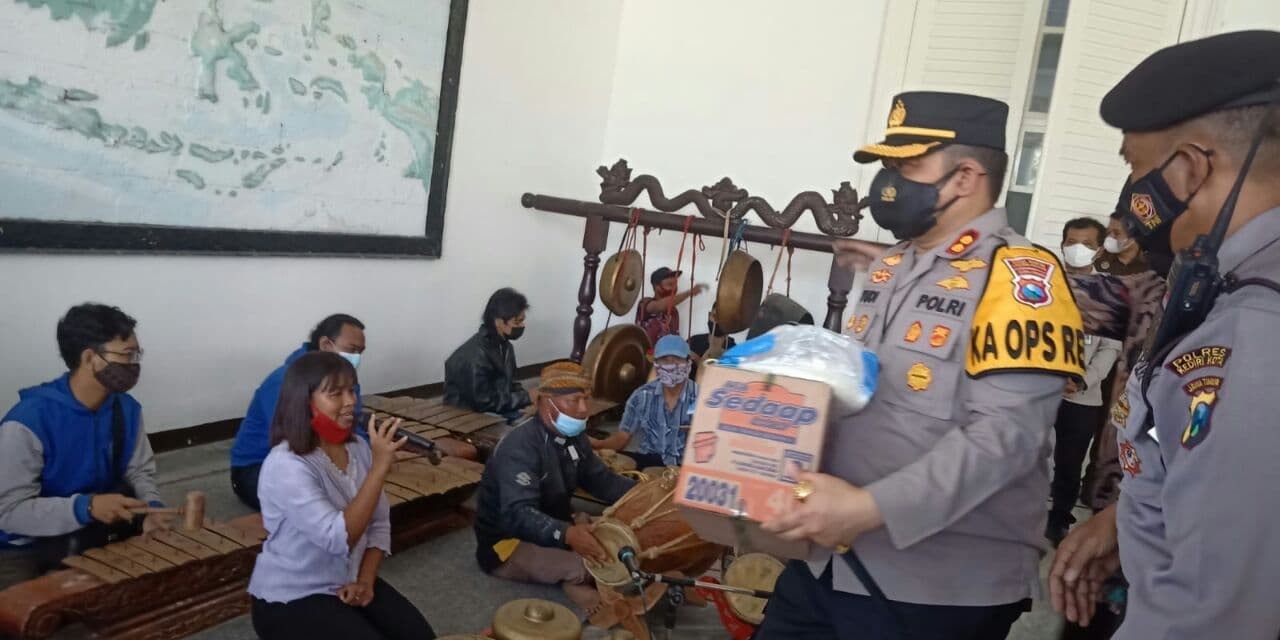 Polres Kota Kediri membagikan bantuan pada komunitas karawitan di Kota Kediri. (foto: Ist)
