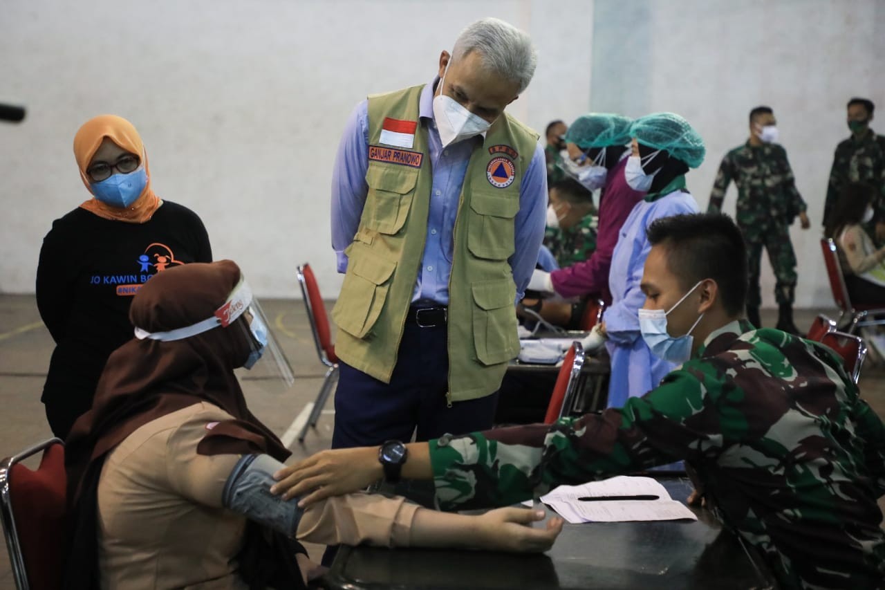 Ganjar Pranowo menyaksikan langsung proses vaksinasi Covid-19. (Foto: Istimewa)