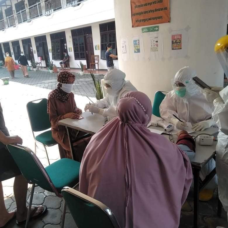Pemeriksaan kondisi pasien yang karantina di Hotel Semeru Kota Pasuruan. (Foto: Laily/Ngopibareng.id)