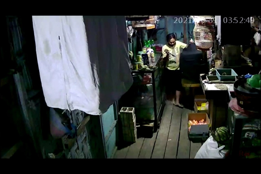 Tangkapan layar rekaman CCTV aksi pencurian burung di kios pakan burung.(Deni Lukmantara/Ngopibareng)