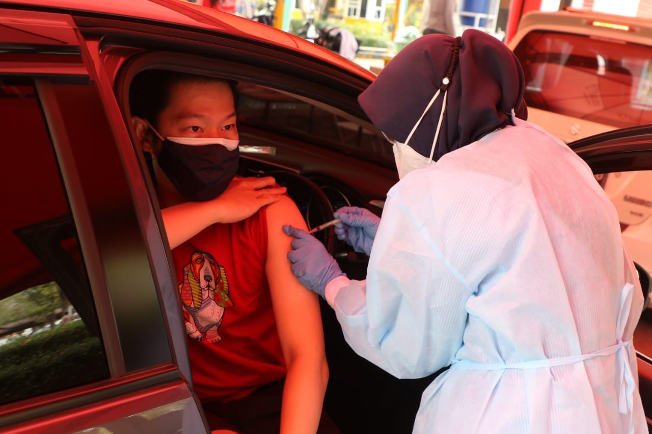 Vaksin Covid-19 di UBAYA secara drive thru, Jumat 23 Juli 2021. (Foto: Pita Sari/Ngopibareng.id)