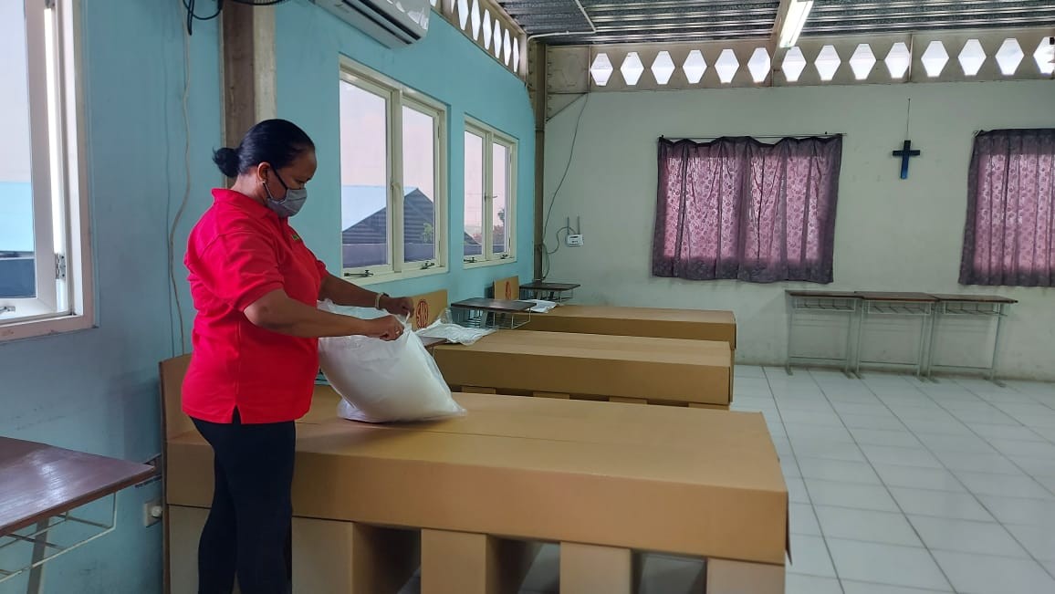Petugas menyiapkan bed isolasi di Gedung SMK Yayasan SPS, Kecamatan Sambikerep, Surabaya, Jumat 23 Juli 2021. (Foto: Istimewa)