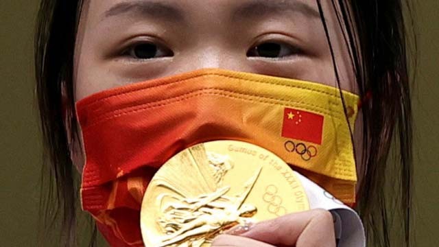 Medali emas pertama Olimpiade Tokyo diambil atlet menembak putri asal China, Yang Qian. (Foto:Reuters/Antara))