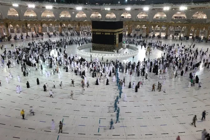 Jemaah haji melakukan tawaf perpisahan di Ka'bah di Masjidil Haram, Mekkah, pada 22 Juli 2021, menandai akhir haji tahun 2021. (Foto:AFP)