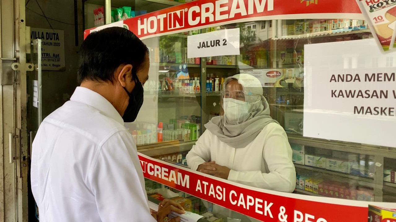 Presiden Jokowi mengecek ketersediaan obat  sebuah Apotek di Bogor Jawa Barat.(foto:Setpres)
