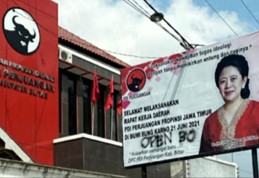 Baliho bergambar Ketua DPR RI, Puan Maharani dicoret dengan tulisan "OPEN BO" alias bisa dibooking. (Foto: Istimewa)