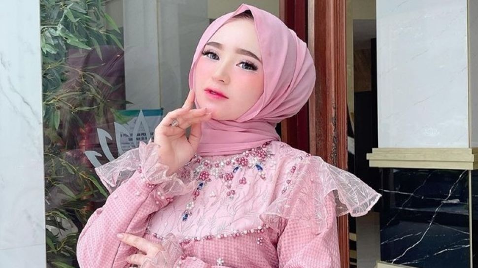 Selebgram Aceh Herlin Kenza disebut mirip boneka Barbie. (Foto: Instagram)