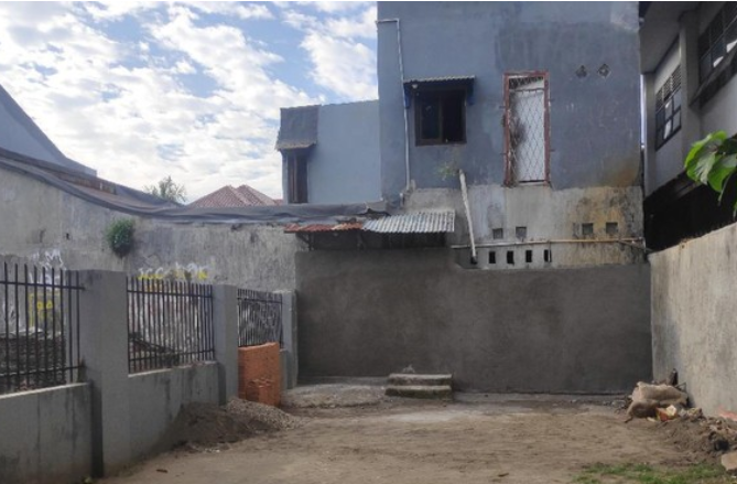Tembok yang dibangun anggota DPRD Pangkep menutup akses pintu masuk menuju rumah tahfiz di Makassar. (Foto: dtk)