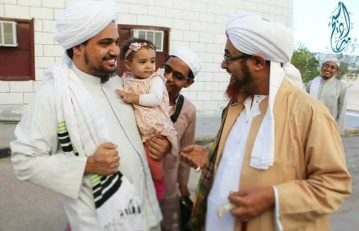 Habib Umar bin Hafizh bersama anak-anak kecil. (Foto: Istimewa)
