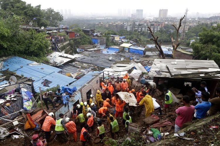 Banjir menerjang India akibat badai dan hujan lebat. (Foto: reuters)