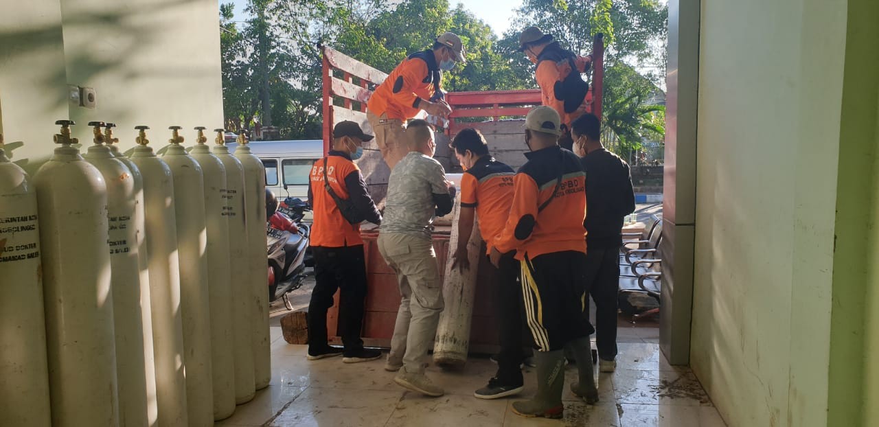 Petugas BPBD Kota Probolinggo mendatangkan tambahan tabung oksigen untuk RSUD dr. Mohamad Saleh. (Foto: Ikhsan Mahmudi/Ngopibareng.id)